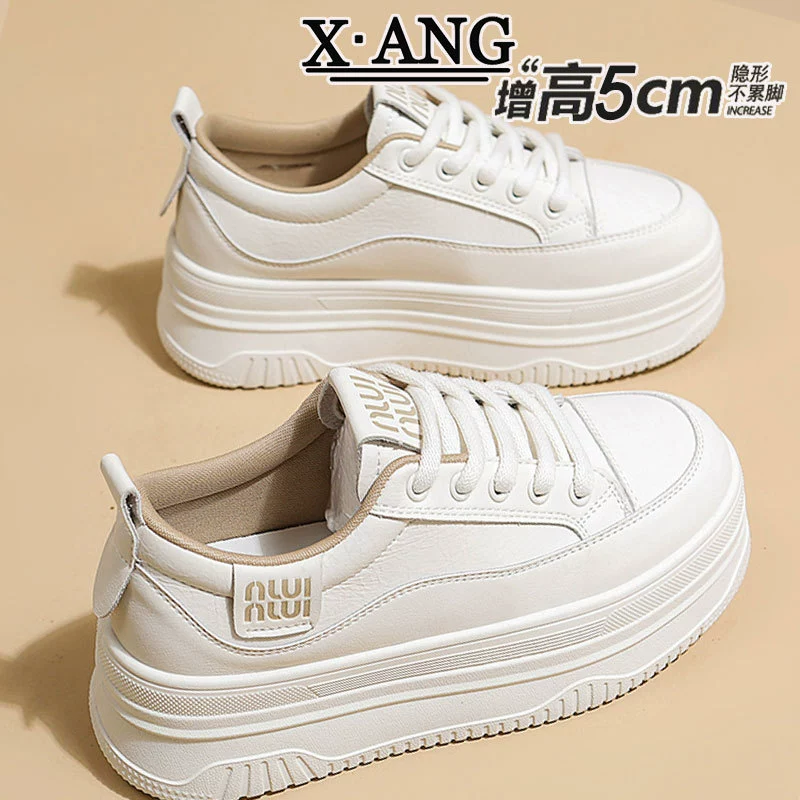 Кожаные толстые подошвы увеличены маленькие белые туфли для детей весны 2025 новые дикие кроссовки легкие повседневные кроссовки одиночные туфли