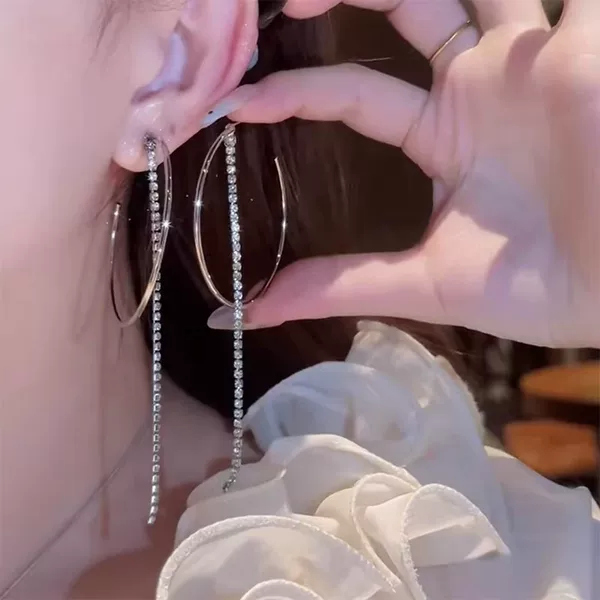 European and American Fashion Simple C-Shaped Chain Large Hoop Earrings for Women with Unique Design, Earrings That Make the Face Look Smaller, Circular Ear Accessories