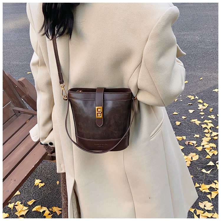 A retro color-blocking and textured hand-held bucket bag for women, a new 2024 trendy and fashionable small bag, a crossbody bag undefined
