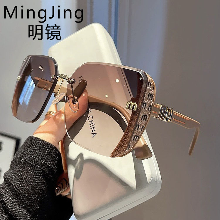 2025新型ファッションエッジカットサングラス半枠高品質ファッションファッションシンプルなサングラス女性の細い閃紅本卸売り|undefined