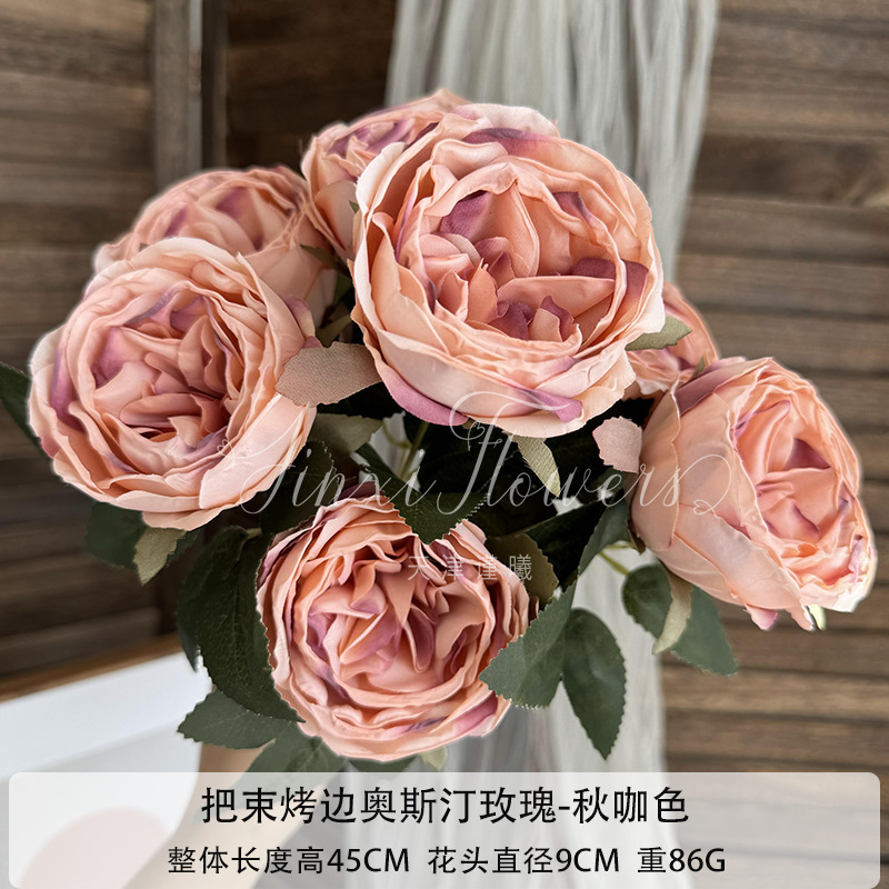 縁を焼く7頭のオースティンバラを花の結婚祝いの結婚式に飾った造花の家の客間に生け花を飾る|undefined