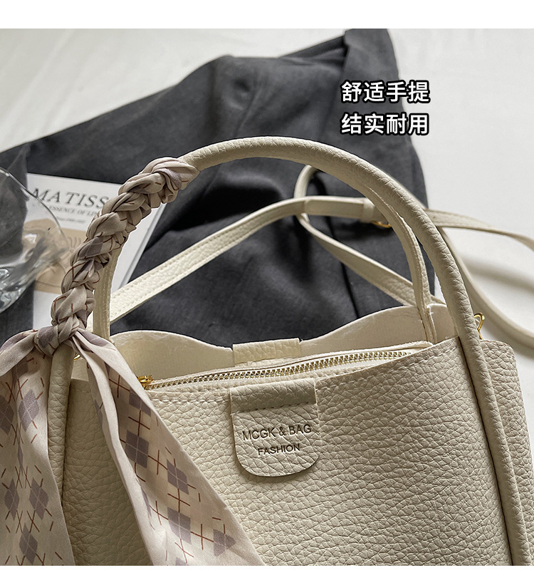 This year, the popular hand-held bucket bag for women in 2025 is a new, fashionable and simple single-shoulder small handbag that is versatile for commuting Item Picture