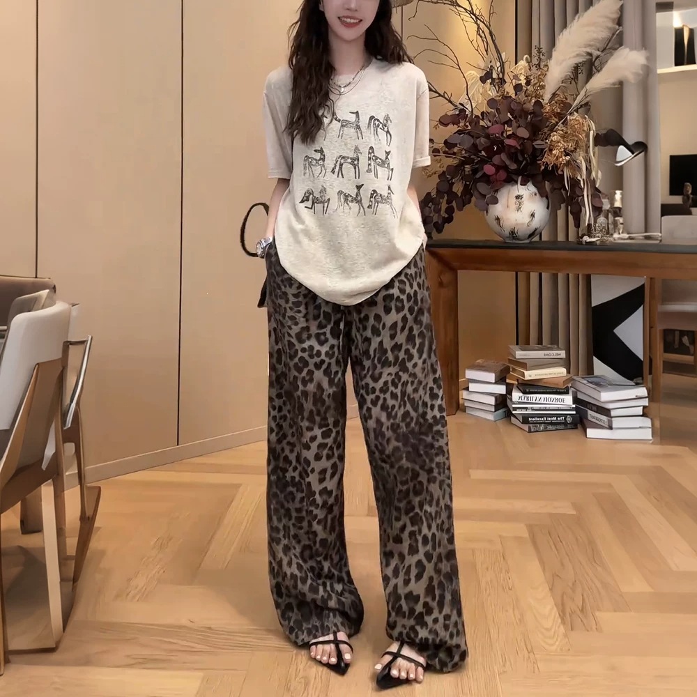 Yozgi oqish to'plami: chap ko'z T-shirt + leopard keng shimlar