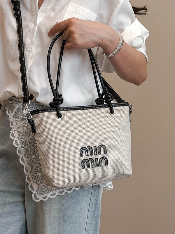 Bolso de cubo portátil de alta gama para mujer 2025 nuevo bolso de mensajero de color de contraste de tela de tendencia transfronteriza del sudeste asiático
