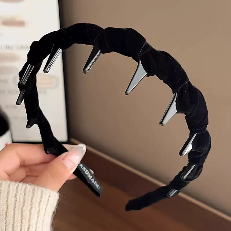 # 82 black velvet wavy hairband