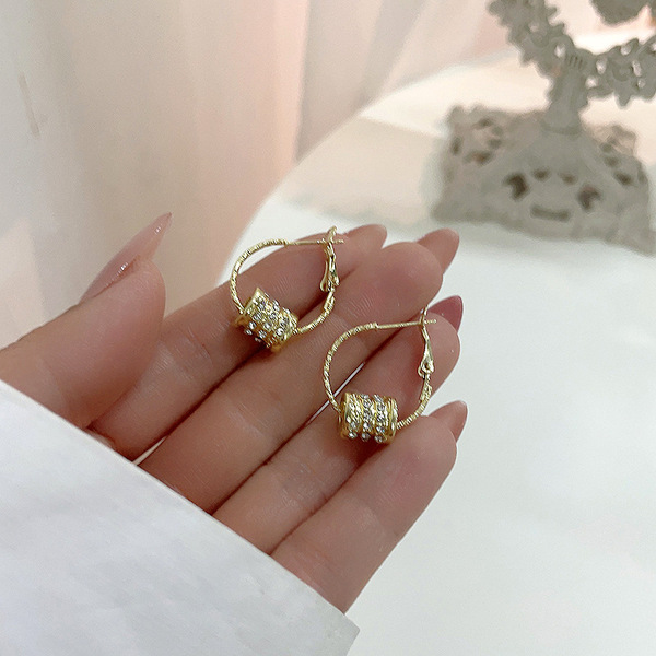 Small fashionable design earrings