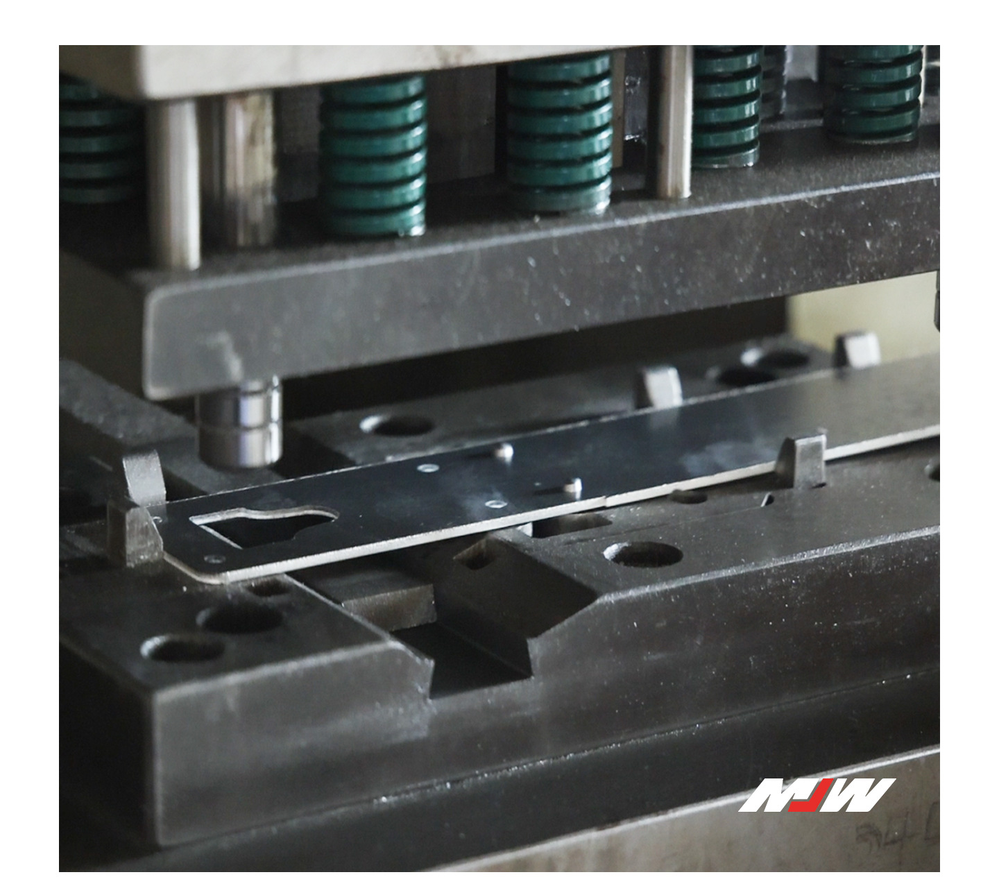 Mjw Embossed Anodized Titanium Bm Lock 45L55L Quick-Release Motorcycle Aluminum Alloy Tail Box Waterproof Trunk Storage Box