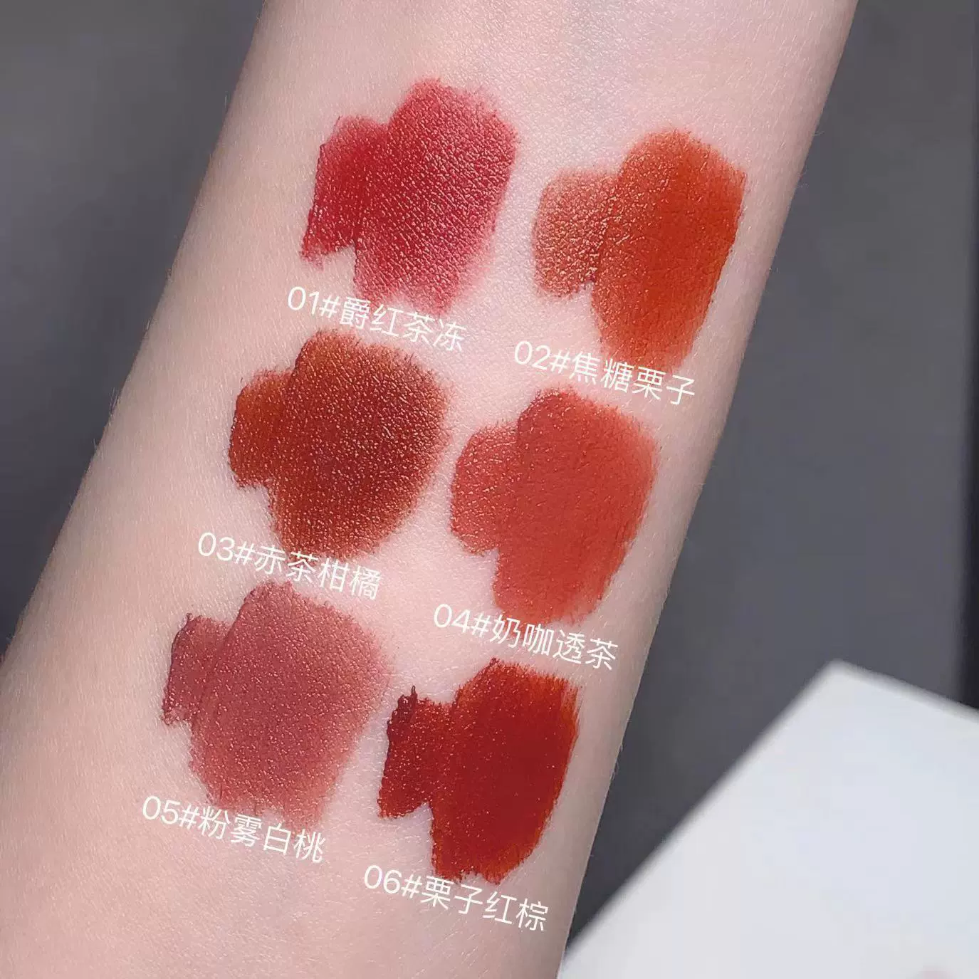Gege bear Gogo Winched Poon Flora Lip Glaze Pure Wind Monument Face, белый каштан коричневый весна-лето губная помада