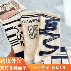 靴下の男性の中筒insのファッションはスポーツのバスケットボールの靴下の男性の金の秋冬の長い筒の靴下のカップルの靴下の子供を組み合わせます。