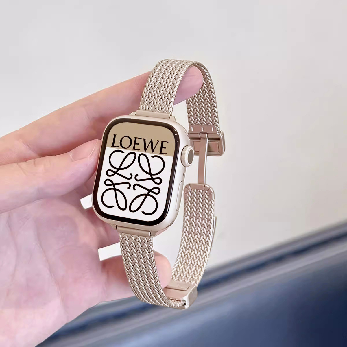 Aplicable para Apple Watch acero inoxidable metal de trigo herringbone hebilla de succión cintura pequeña correa de mujer