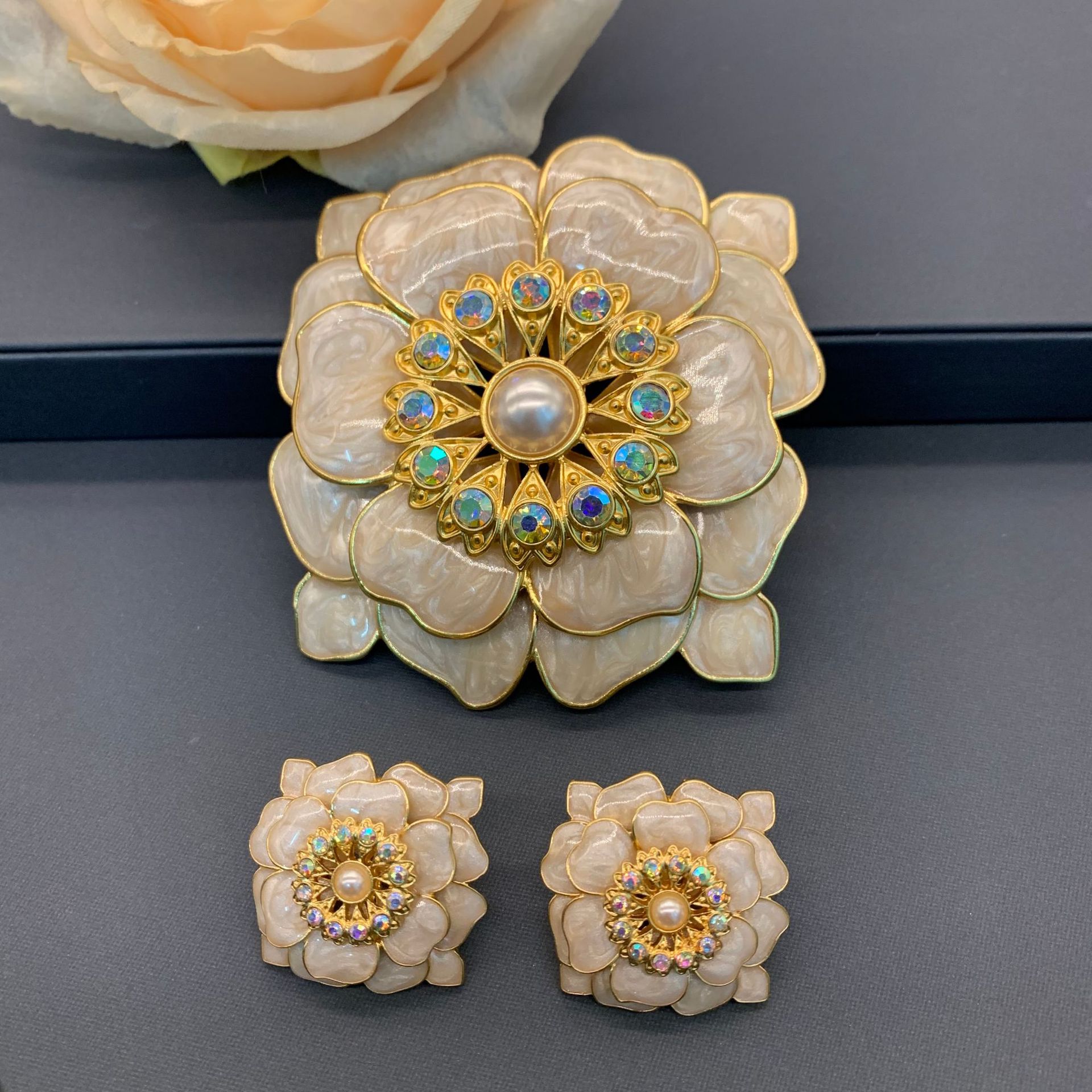Qingdao Middle Ancient [Tea Words Tea Language] French court retro enamel three-layer three-dimensional petal brooch earring