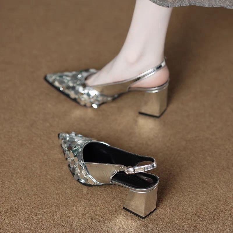 Shiny sandals pointed-toe