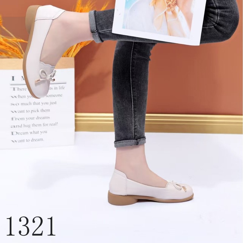 新款妈妈单鞋软皮女2025秋季女鞋中年老年女士平底大码工作皮鞋豆|undefined