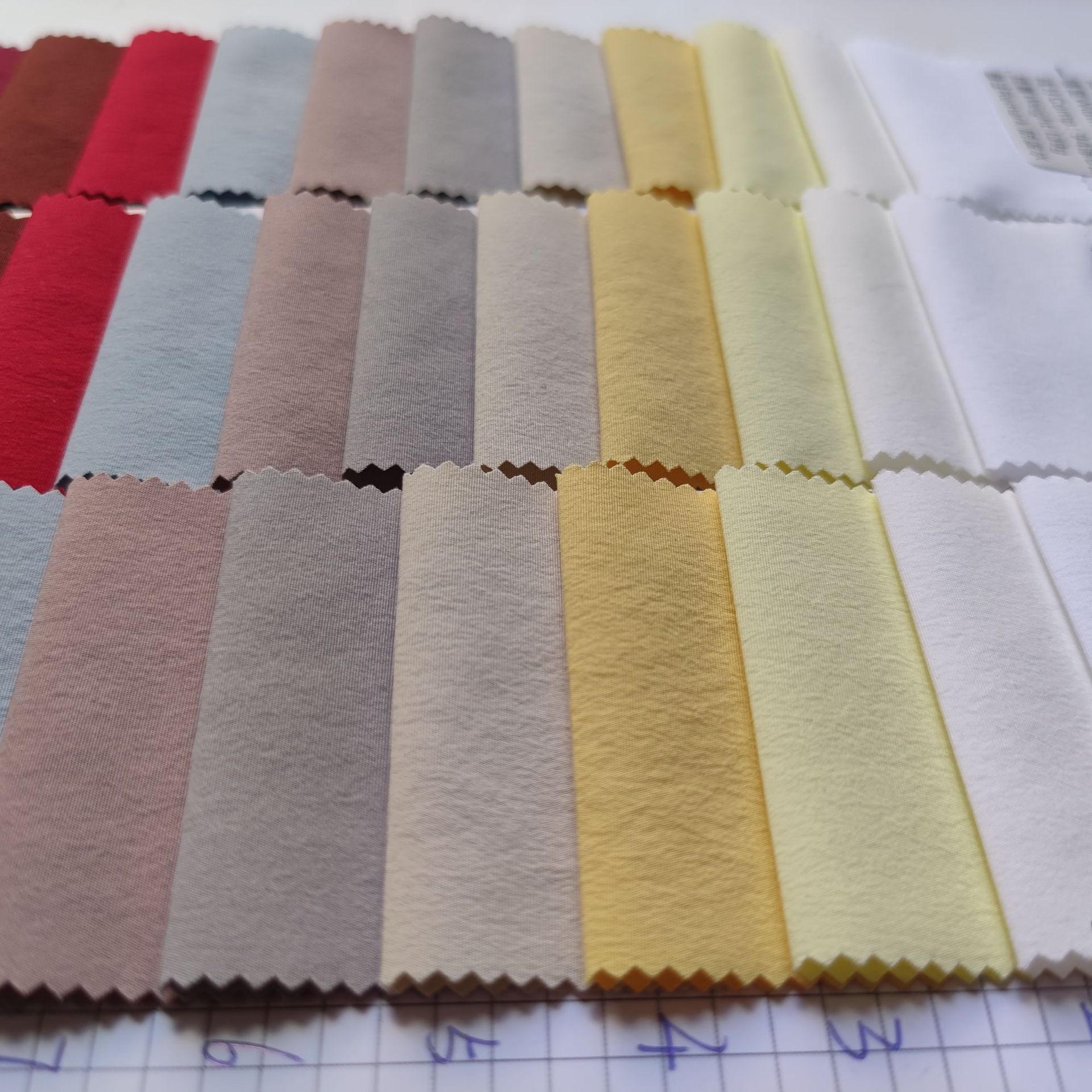 现货混纺梦丝绒单丝空变绒风衣面料防泼水涤锦棉服夹克服布料139g