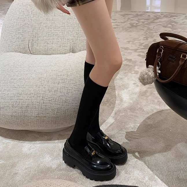 Versión de piel de vaca ~ Grape Mom mismo estilo, moneda de oro pequeña, punta redonda, tacón grueso, zapatos Lefu, zapatos de cuero de plataforma para mujer