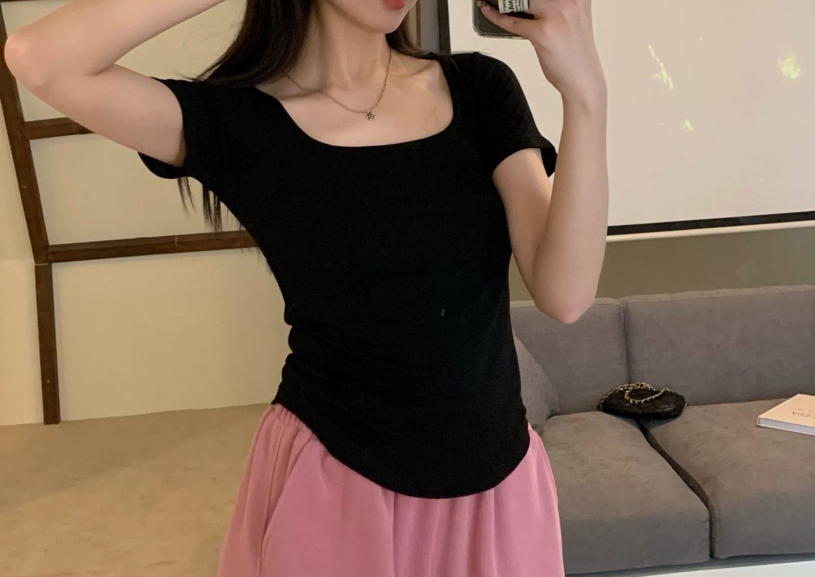 Pure desire niche white short sleeved t-shirt for women in summer 2024, new style with front shoulders to cover the_voghion.com