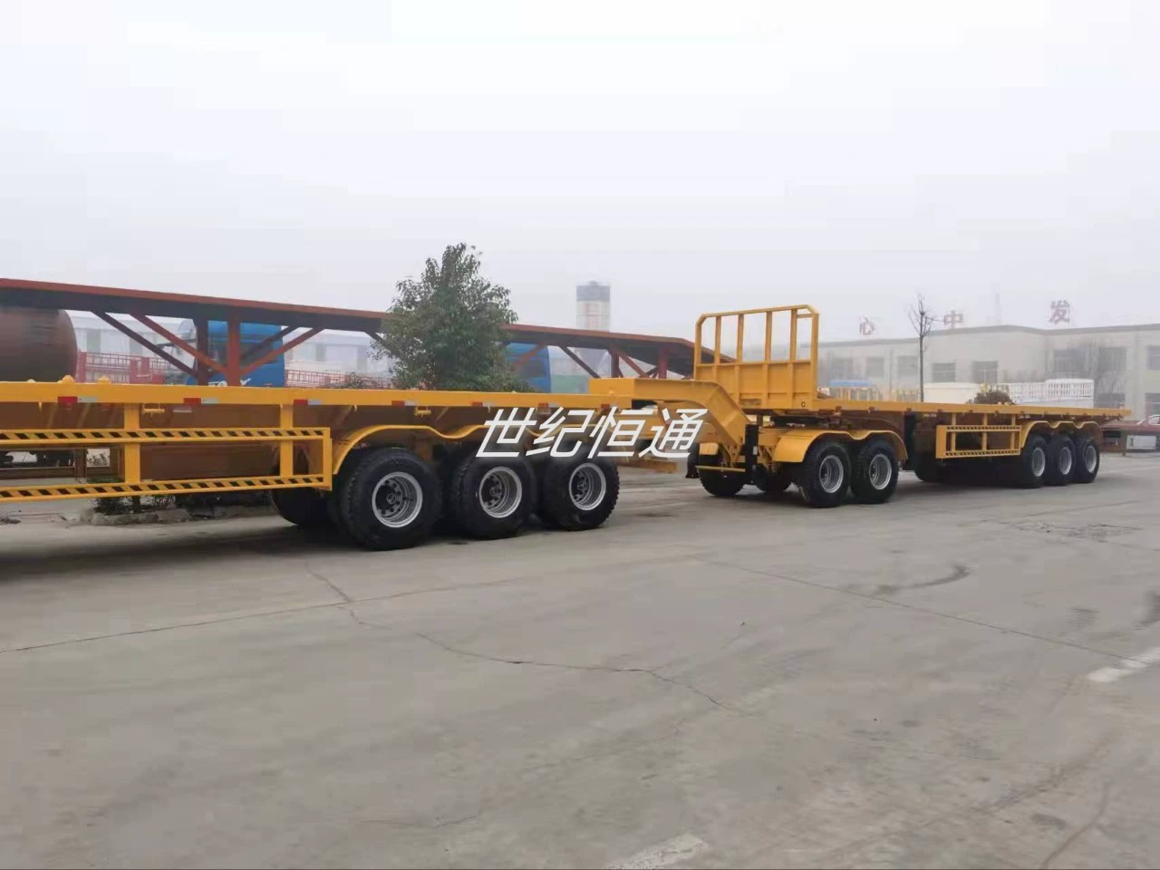 Прямые поставки с завода: полуприцеп-тяжеловоз с низкорамной платформой на четырех осях, 13-метровый, с низкопрофильной платформой и большим углом наклона.