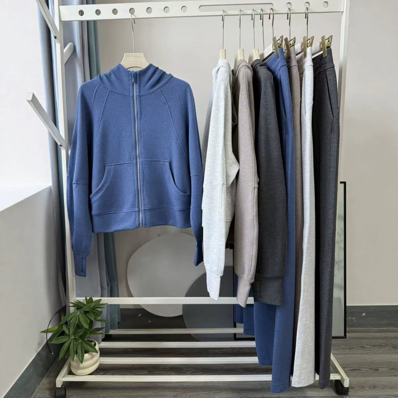 We recommend the new autumn collection from Yuan Factory: a waffle-knit, hooded, full-zip athletic and casual jacket paired with wide-leg pants We recommend the new autumn collection from Yuan Factory: a waffle-knit, hooded, full-zip athletic and casual jacket paired with wide-leg pants
