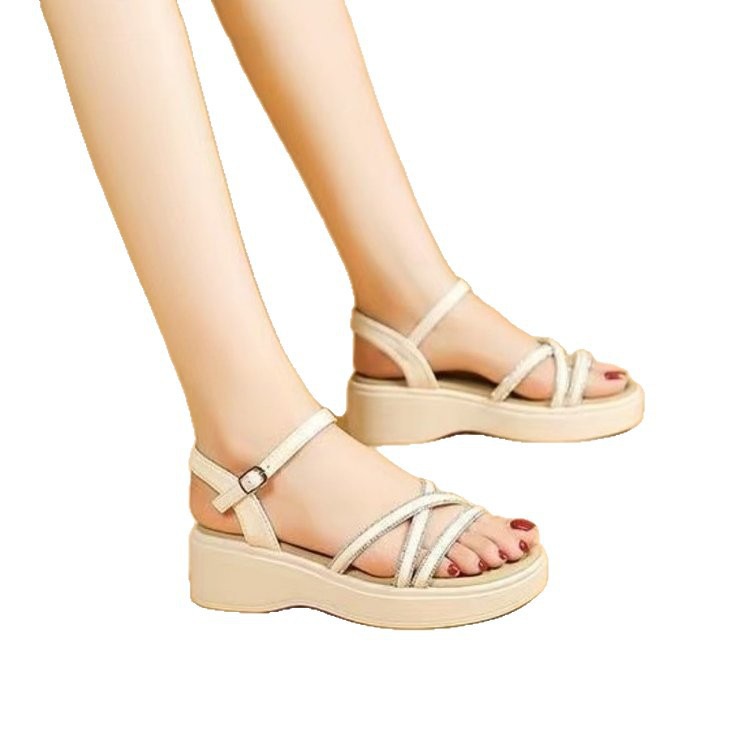 Roma con sandalias para mujeres 2026 verano nuevo estilo de fondo grueso moda versátil adelgazamiento con una falda de zapatillas
