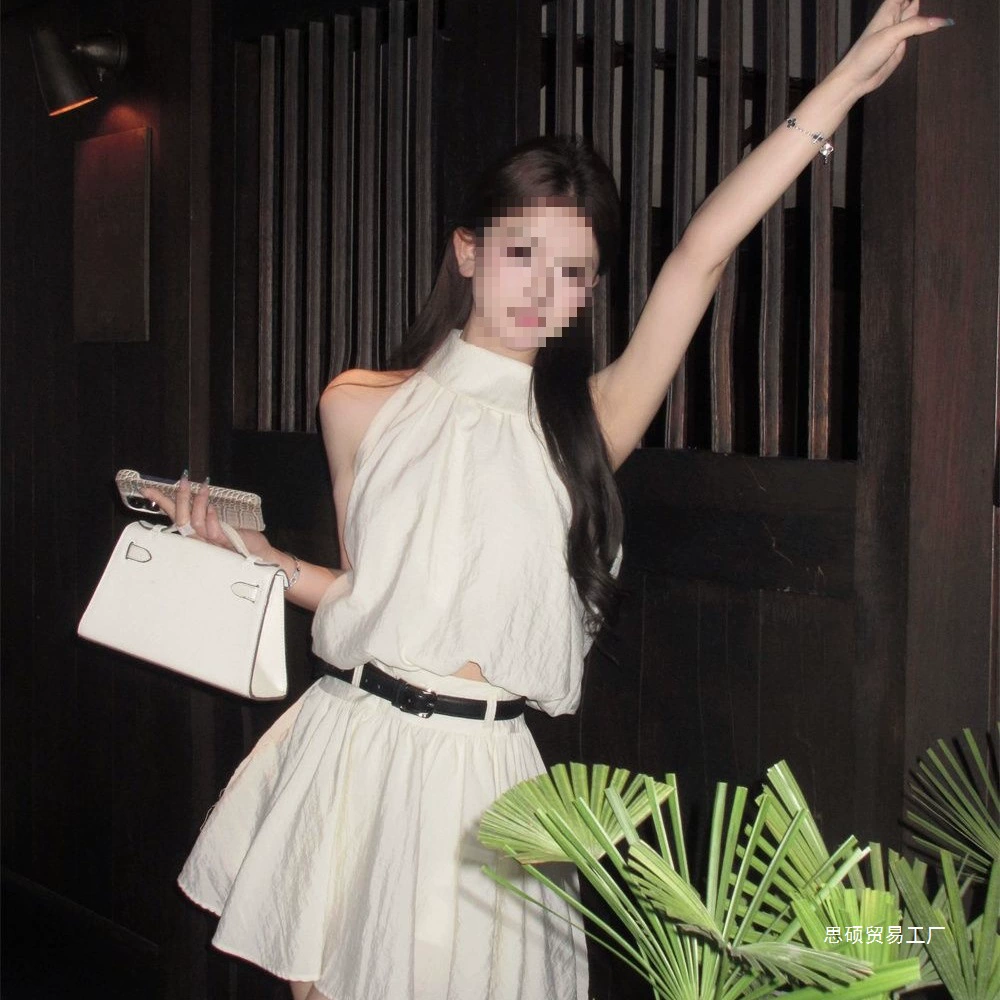 Летний женский костюм в стиле «горячая девушка»: топ-халтер с открытым плечом и бретелями, плиссированная юбка, комплект из двух предметов