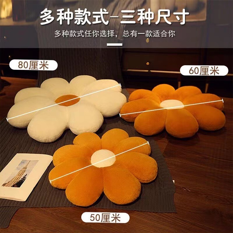 ネットの赤い花びらは枕の花のベッドの上で枕の客間のソファーのクッションを抱いて窓を飾って太陽の花insを飾ります。|undefined