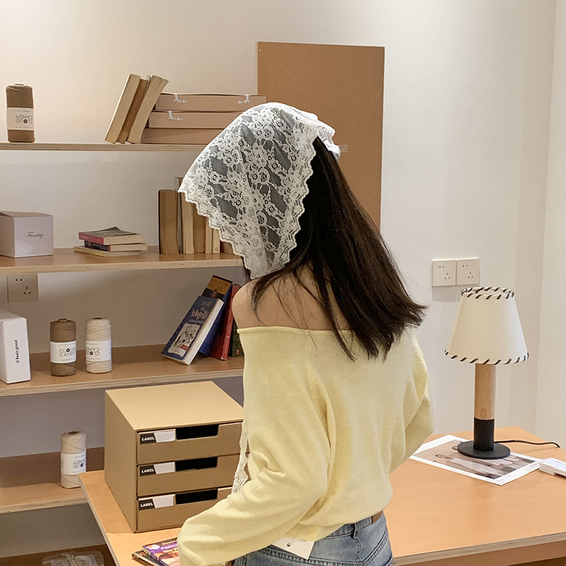 Turbante de encaje temperamento dulce encantador estilo pastoral beige toallas triangulares primavera y verano frente al mar fotos toalles para el cabello