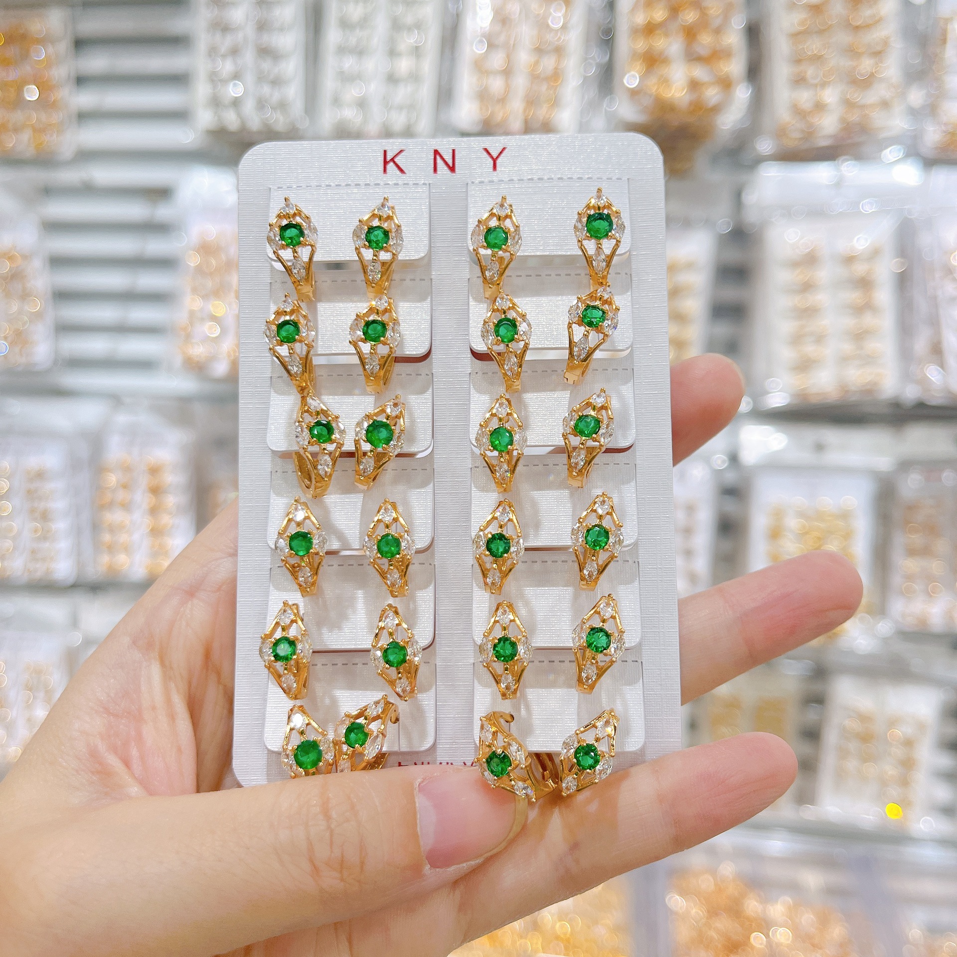 Aretes transfronterizos incrustados con perillas de zircón verde chapadas en oro temperamento orejas de mujer aretes ligeros de lujo de alta calidad estilo retro