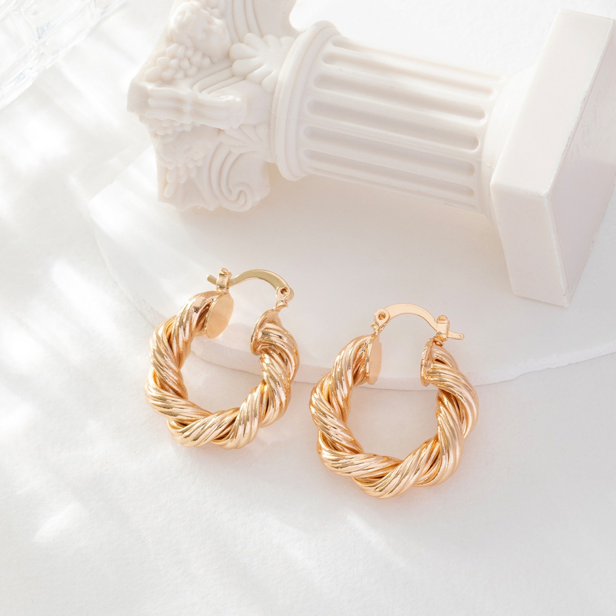 Amazon nicho de diseño retrógrado simple ligero aretes de lujo inswind único de alto nivel de sensación de perilla torcida