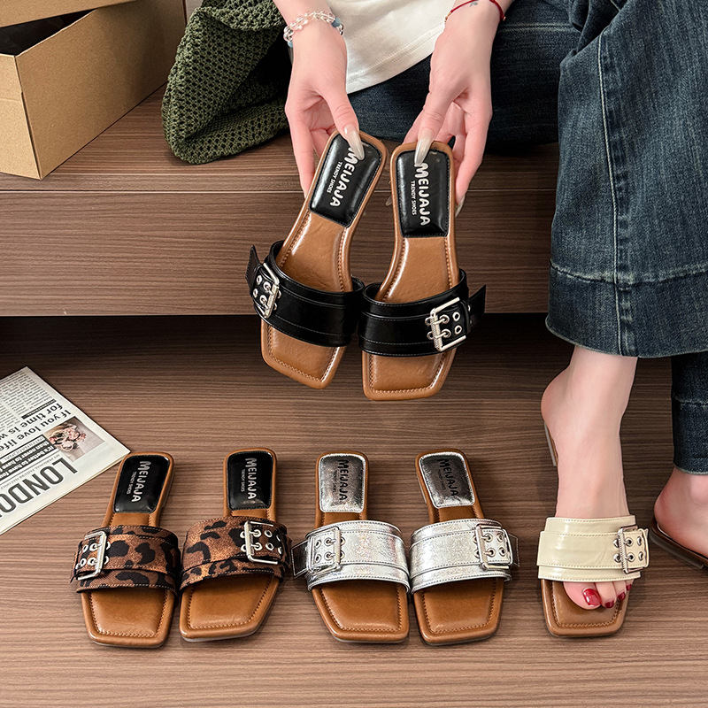 Fashionable women's slippers