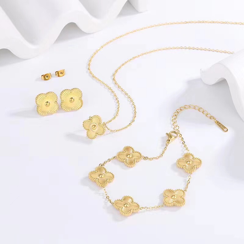 Simple elegant five-leaf flower jewelry suit Clover laser titanium steel plum blossom fashion all-match online Red fashion jewelry