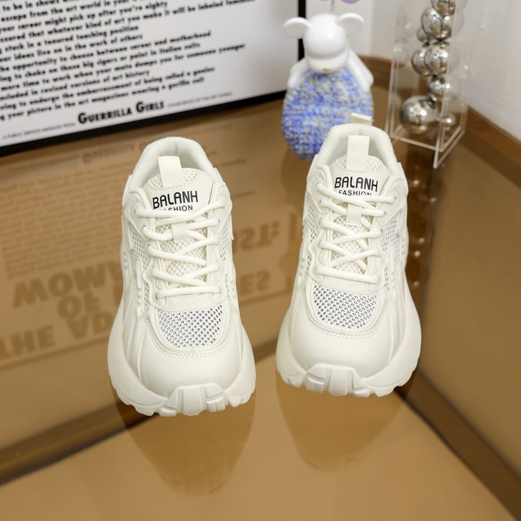 Trendy White Sneakers 2024 Summer New Breathable Soft Sole Running High-End Dad Shoes For Women_vogvips.com