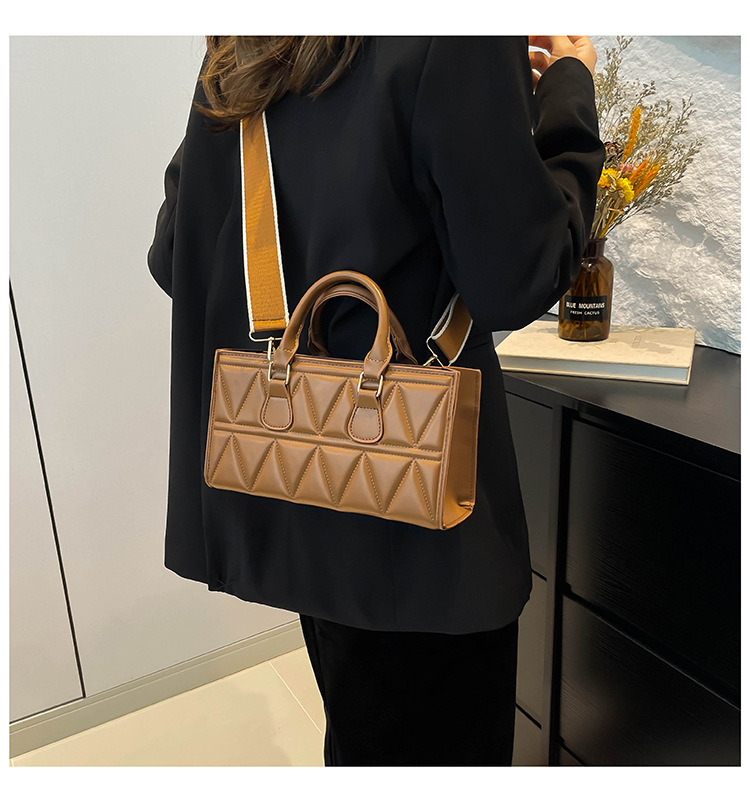 Women's Small PU Solid Color Elegant Streetwear Plaid Square Zipper Square Bag display picture 15