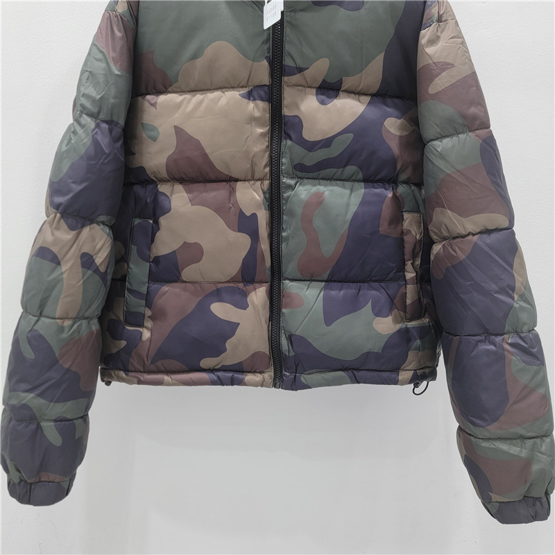 Camuflamiento corto de diseño sensación de abrigo de plumón mujer 2025 invierno nuevo nicho abrigo cálido suelto y grueso