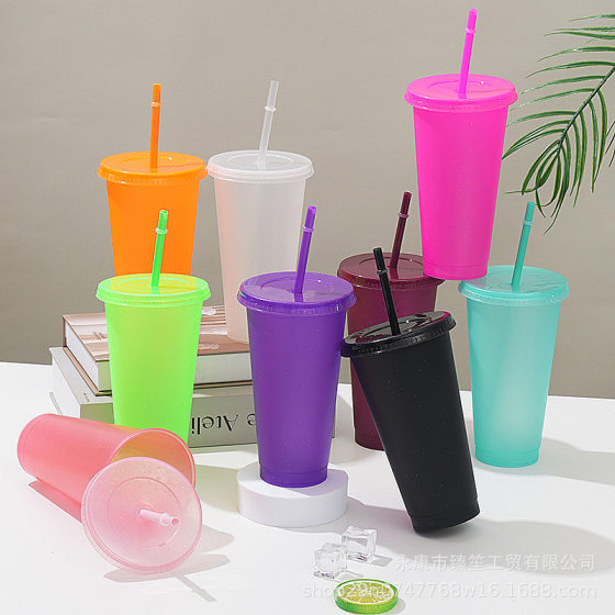 Factory straight out of cross-border explosions color glitter sipper cup large capacity 710ml creative pp plastic cup logo