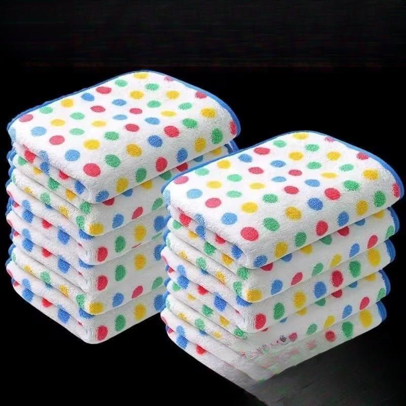 Polka dot cleaning cloth, thickened and fleece-lined, not easily stained with oil, household cleaning cloth, kitchen cloth, simple polka dot design