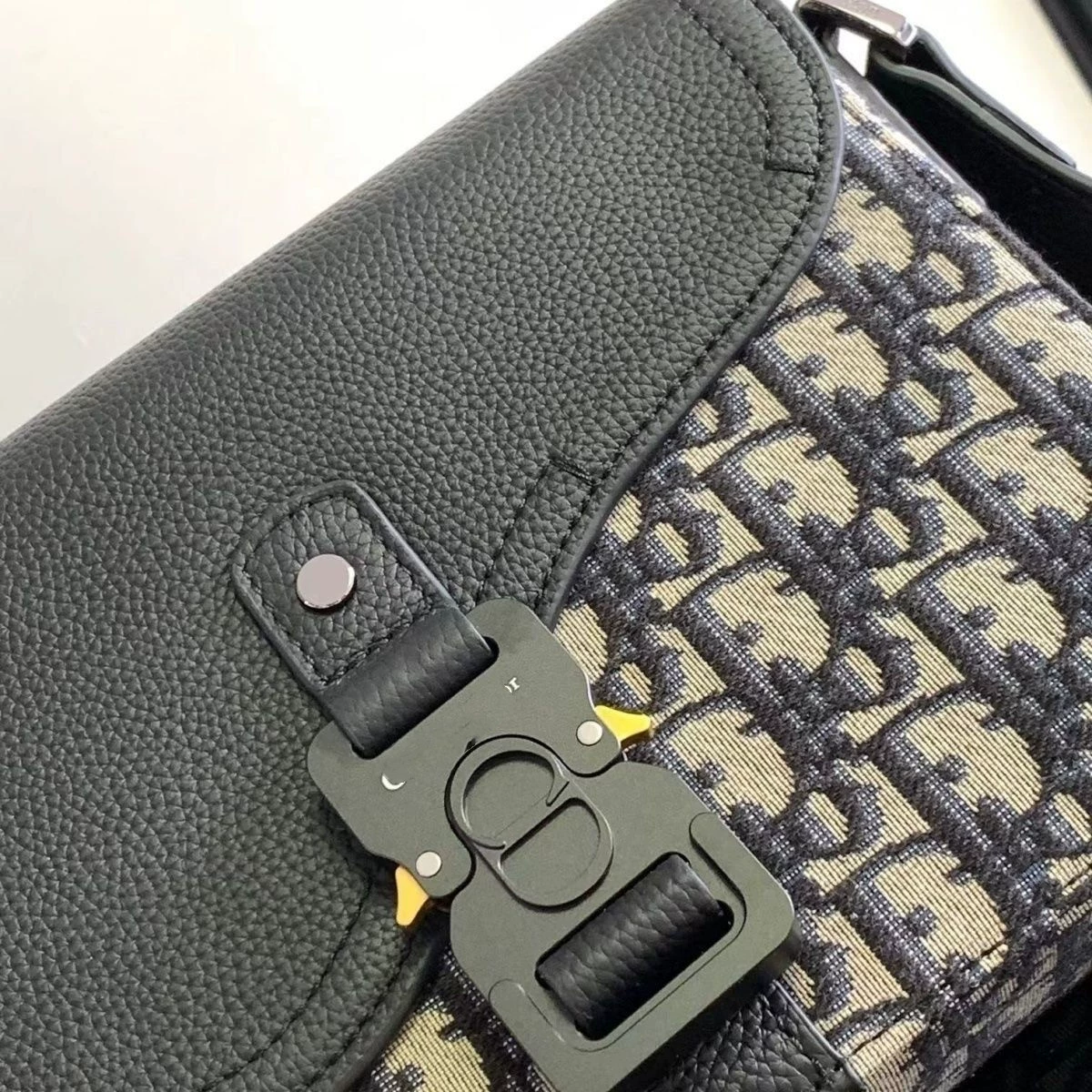 Новый мужской сумка 2025 года почтальон saddle messenger модная застежка стильный многофункциональный Flip повседневная сумка через плечо через плечо Messenger