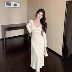 温柔高级感内搭包臀裙女秋冬新款收腰显瘦V领气质绝美打底连衣裙