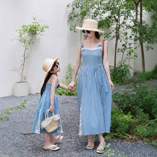 一起玩亲子蓝色格子裙子拼接蕾丝吊带度假母女连衣裙显瘦气质长裙
