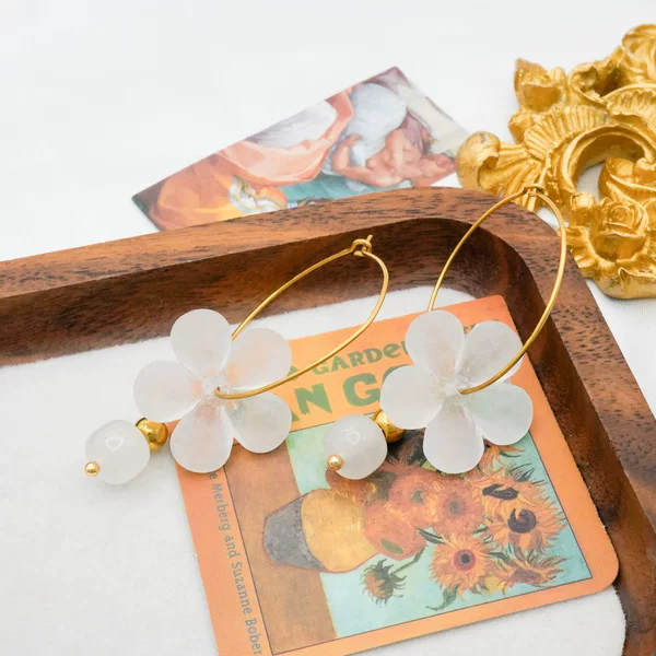 Korean Sweet and Gentle Style Resin Flower Earrings High Quality Stainless Steel Beautiful Small Fresh Ladies New Earrings