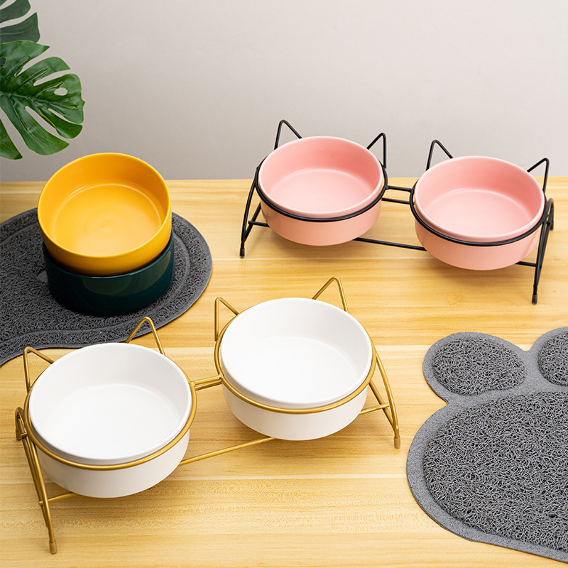 Tazón de cerámica para gatos al por mayor del fabricante, tazón doble para comida y agua, tazón para perros con protección para el cuello inclinado, antideslizante, soporte para tazón fácil de limpiar.
