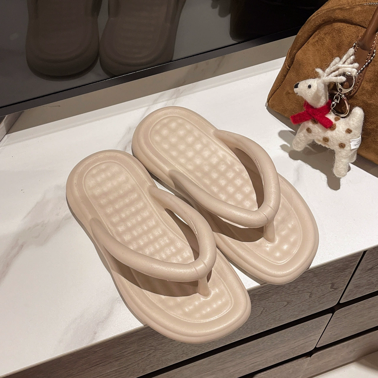 Летняя девушка перетаскивает национальные вязаные дикие пляжные тапочки на улице 2024 новые праздничные этнические сандалии