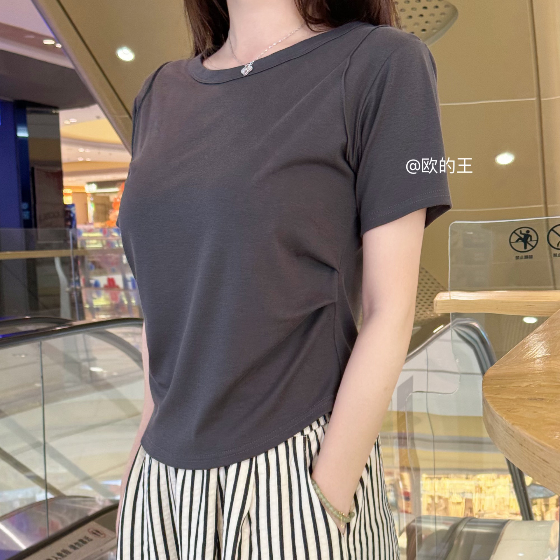 [93% Lycell Tence] Hermoso hombro, cintura pequeña, hombro recto, camiseta de color sólido, delgado, simple, casual y versátil