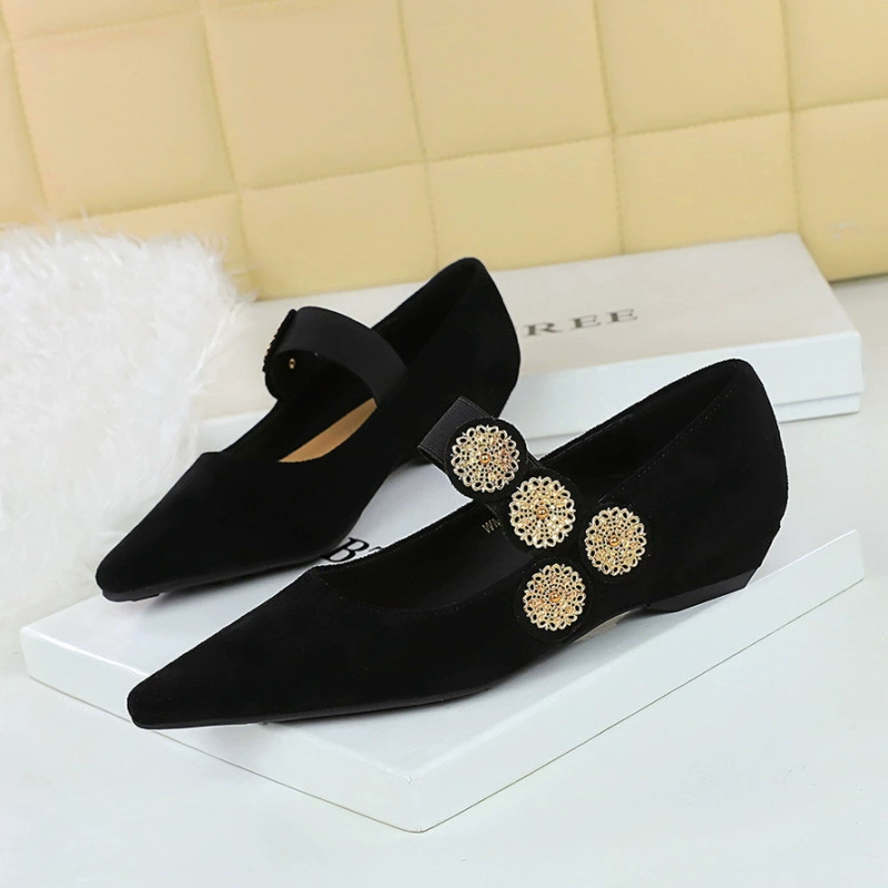 Ветер-ретро дикий склон замши на каблуке с металлическим орнаментом на низком каблуке