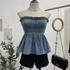 Real shot of a hot girl wearing a tube top denim vest, a slim-fitting short skirt with earrings, a waist-cinching top, and a slimming top 2386