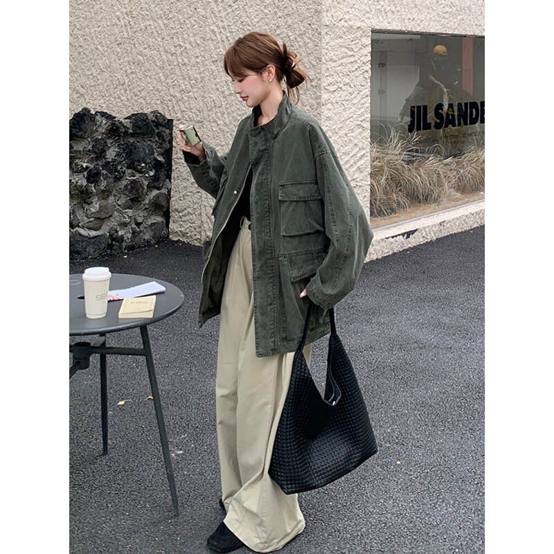 Autumn new collection: stylish military green workwear-style stand-up collar top, a versatile and eye-catching piece. Unique, loose-fitting jacket for women Autumn new collection: stylish military green workwear-style stand-up collar top, a versatile and eye-catching piece. Unique, loose-fitting jacket for women