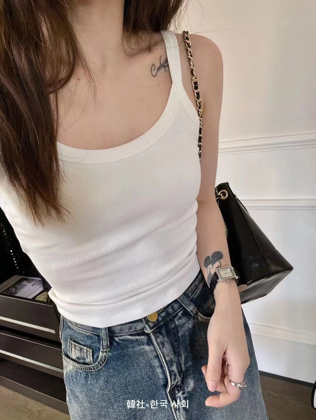 흰색 (약간 투명)