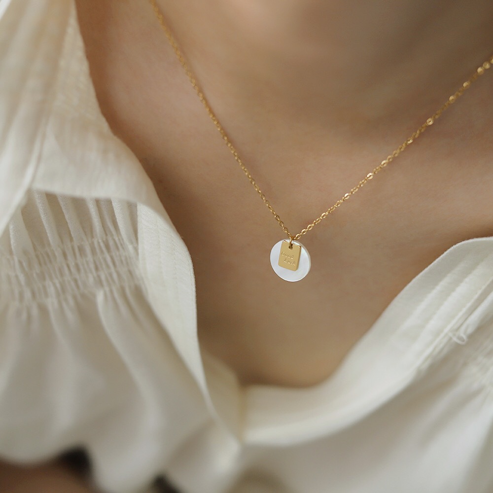 Elegant Round Letter Shell Titanium Steel Necklace 1 Piece