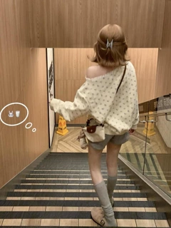 韩系松弛感碎花斜肩长袖卫衣短裤两件套装女秋季蕾丝拼接套头上衣