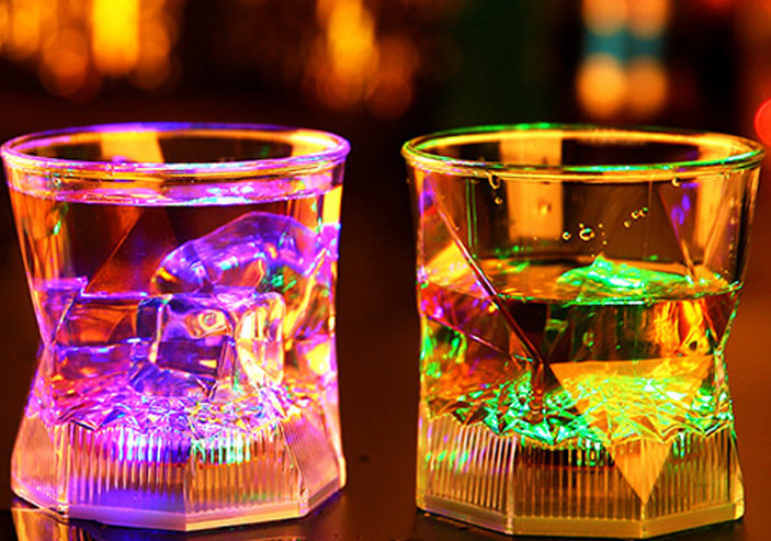 Colorido LED taza luminosa al verter agua, inducción piña taza KTV bar color cambiante cerveza taza de plástico transparente taza de agua