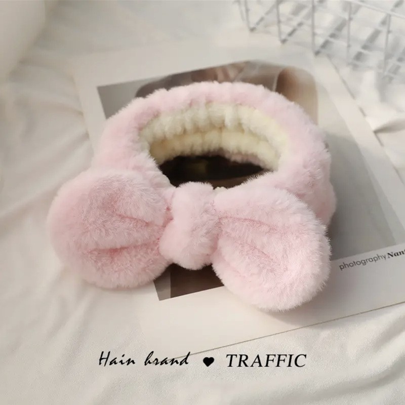 顔を洗って髪を洗って新型の少女の韓国の化粧をつけてマスクの専用のカチューシャをつけます。